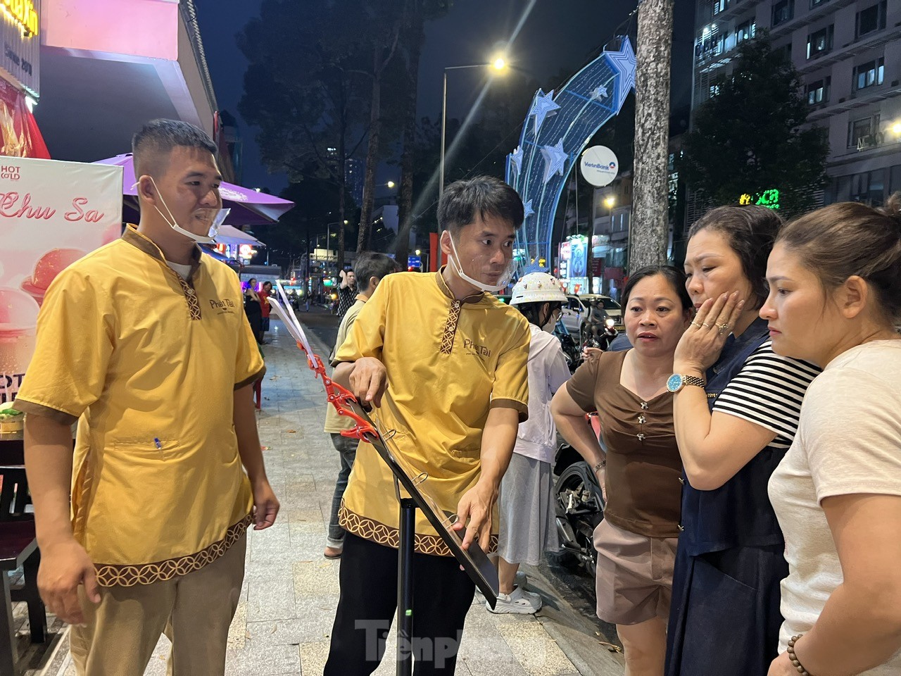 TTTM đông nghịt, hàng ăn hầu như không còn chỗ trống - Ảnh 12