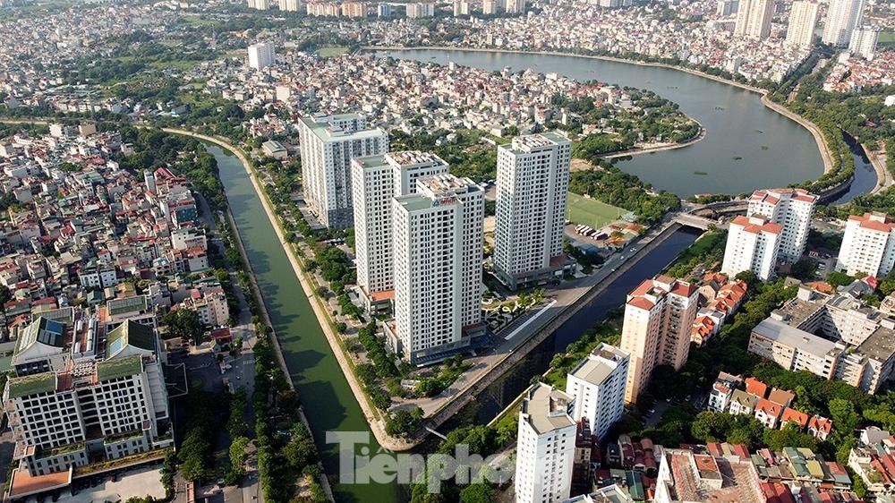 Cận cảnh khu hàng trăm căn hộ được 'đặt hàng' làm nhà tái định cư bỏ hoang giữa lúc dân 'khát' nhà ở - Ảnh 1