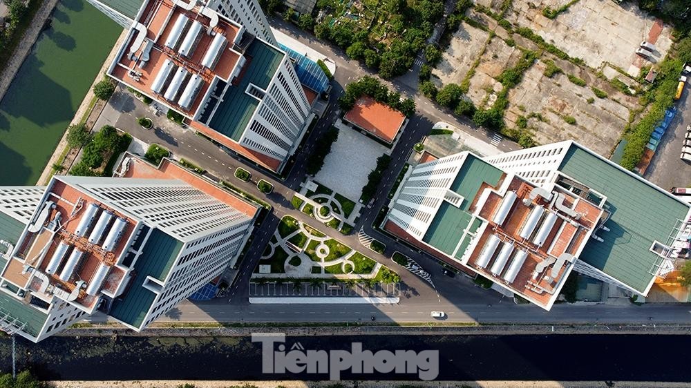 Cận cảnh khu hàng trăm căn hộ được 'đặt hàng' làm nhà tái định cư bỏ hoang giữa lúc dân 'khát' nhà ở - Ảnh 15