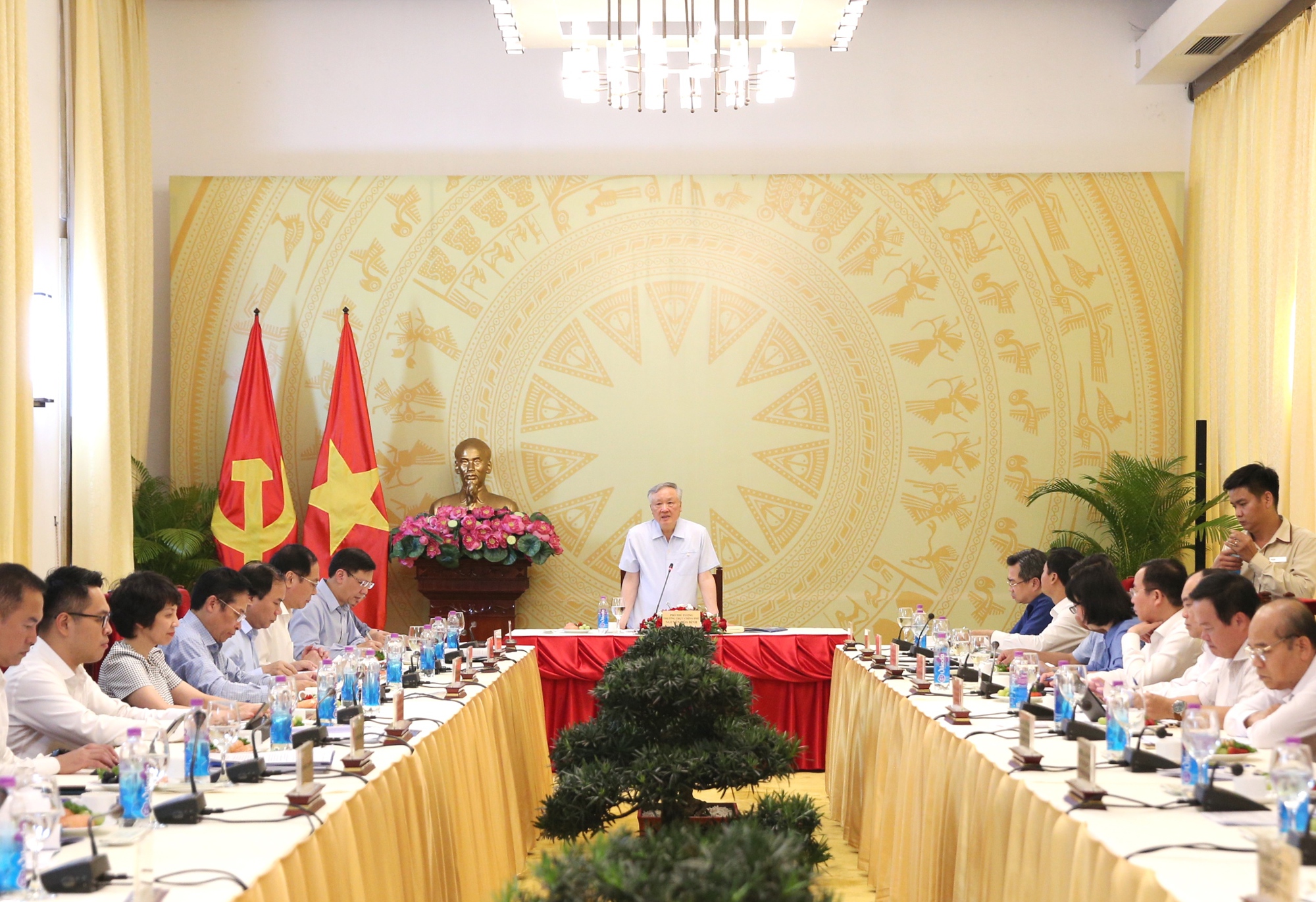 Phó Thủ tướng Thường trực Chính phủ Nguyễn Hòa Bình làm việc với lãnh đạo TP HCM - Ảnh 1