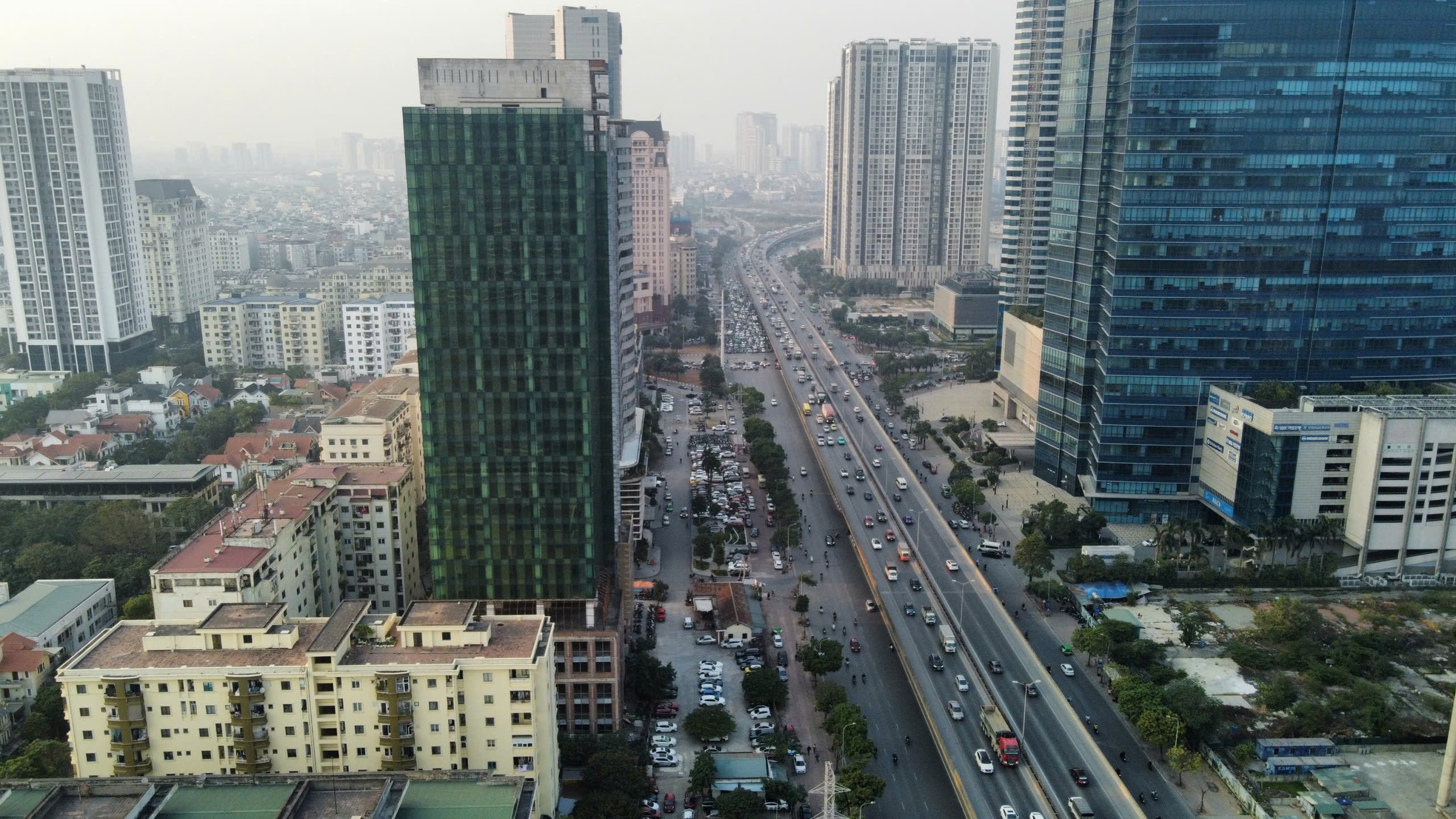 Tận thấy những tòa cao ốc 'chết yểu', bỏ hoang ở Hà Nội - Ảnh 10