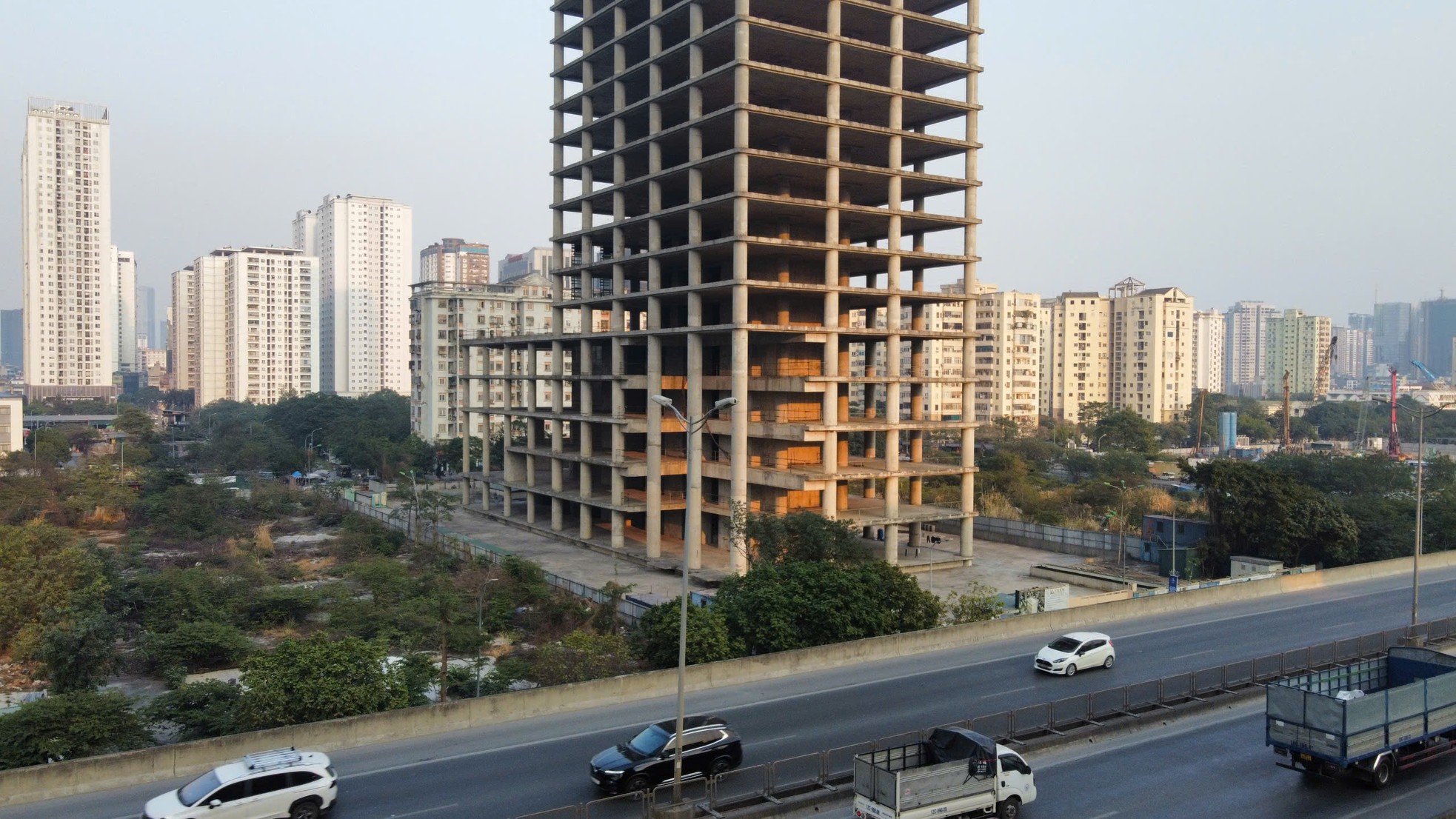 Tận thấy những tòa cao ốc 'chết yểu', bỏ hoang ở Hà Nội - Ảnh 14