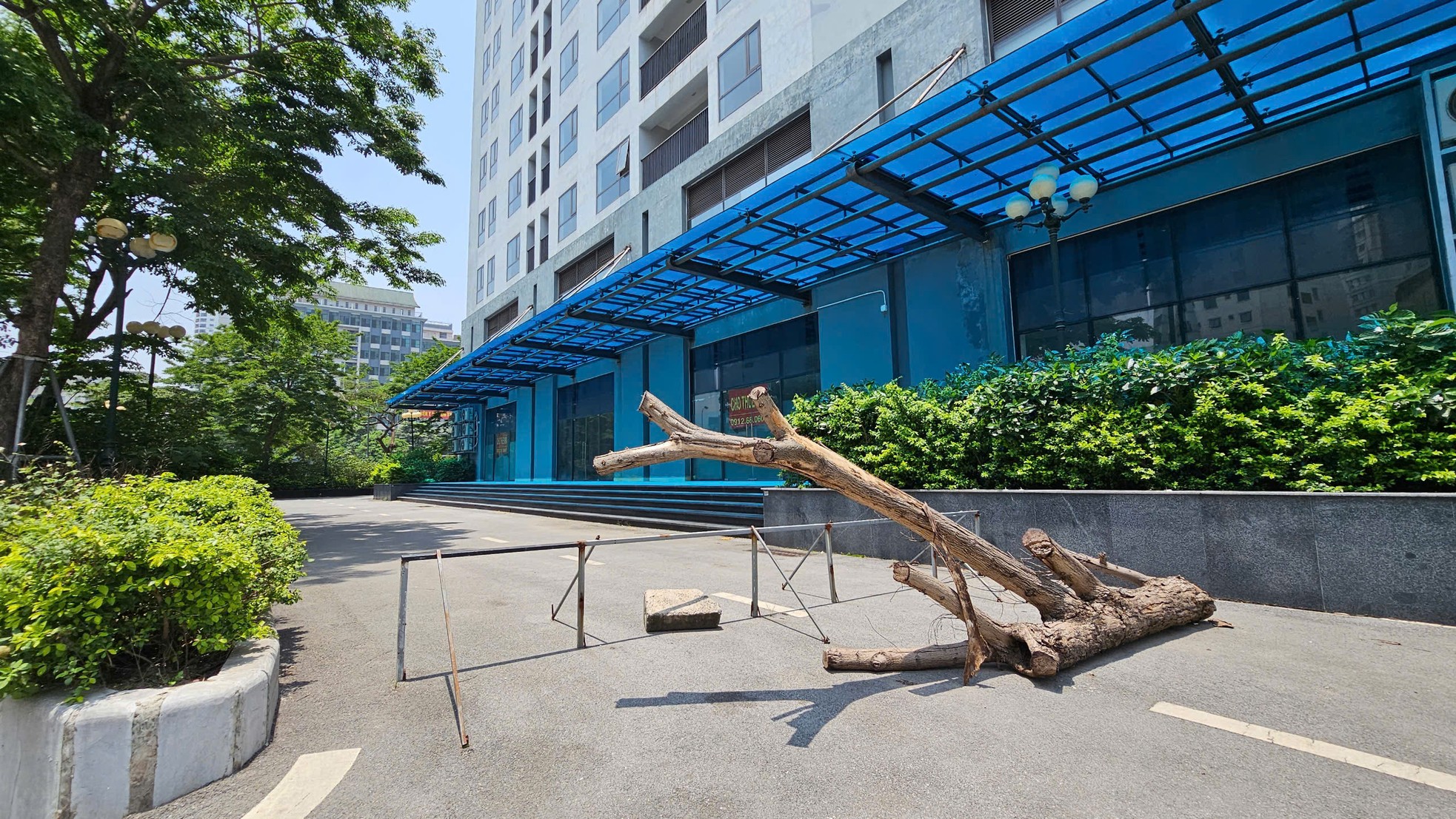 Cận cảnh khu hàng trăm căn hộ được 'đặt hàng' làm nhà tái định cư bỏ hoang giữa lúc dân 'khát' nhà ở - Ảnh 6