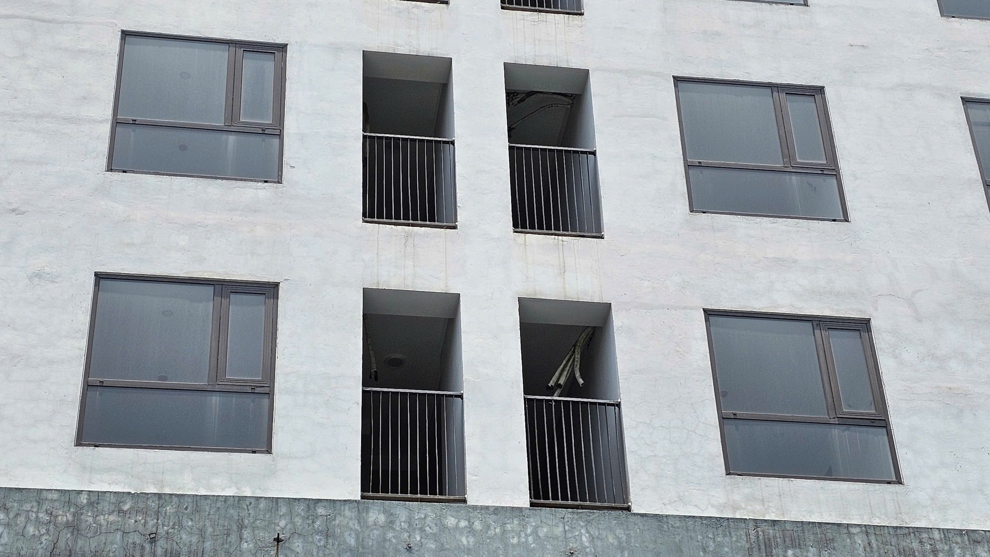 Cận cảnh khu hàng trăm căn hộ được 'đặt hàng' làm nhà tái định cư bỏ hoang giữa lúc dân 'khát' nhà ở - Ảnh 16