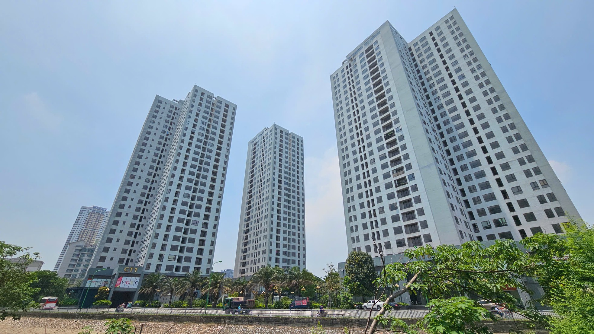 Cận cảnh khu hàng trăm căn hộ được 'đặt hàng' làm nhà tái định cư bỏ hoang giữa lúc dân 'khát' nhà ở - Ảnh 3