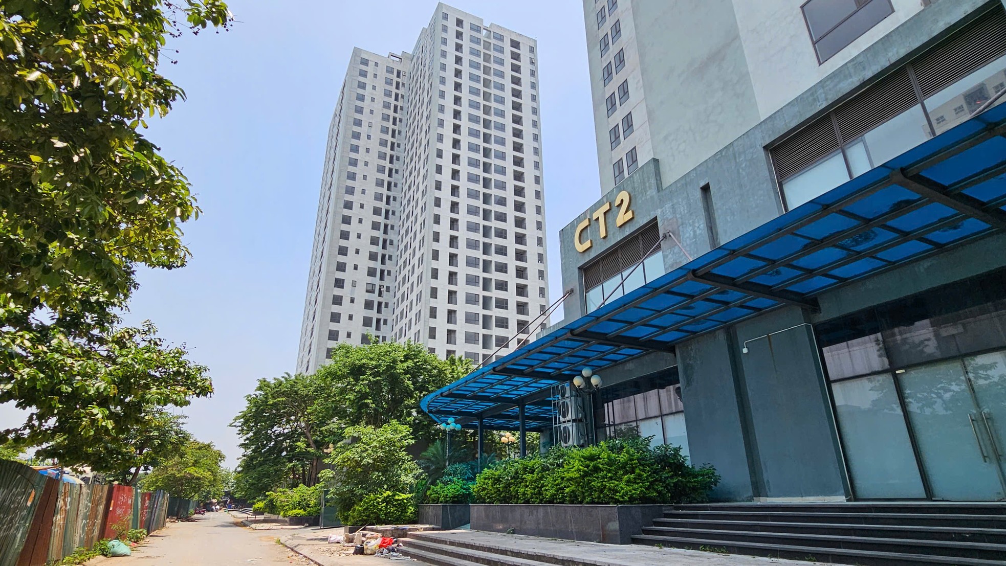 Cận cảnh khu hàng trăm căn hộ được 'đặt hàng' làm nhà tái định cư bỏ hoang giữa lúc dân 'khát' nhà ở - Ảnh 11