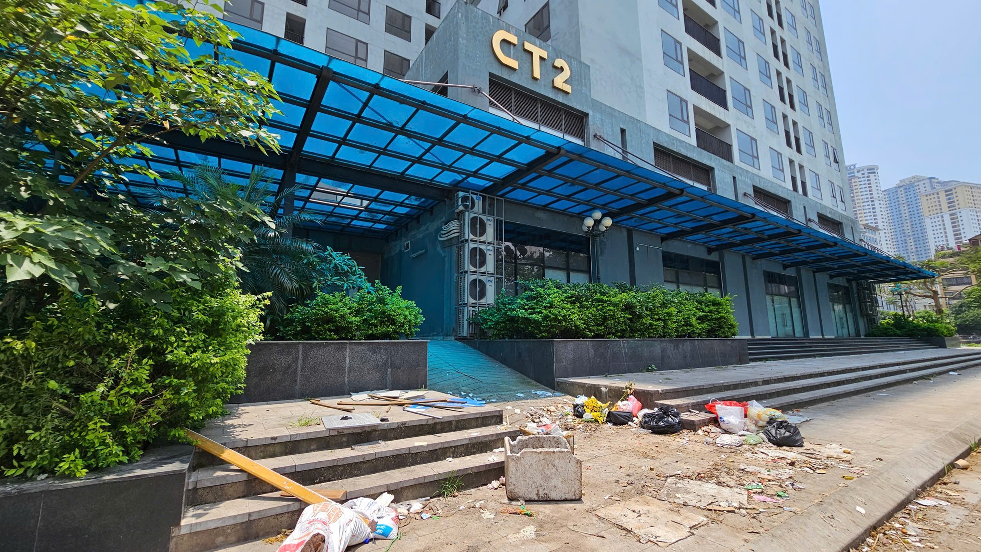 Cận cảnh khu hàng trăm căn hộ được 'đặt hàng' làm nhà tái định cư bỏ hoang giữa lúc dân 'khát' nhà ở - Ảnh 4