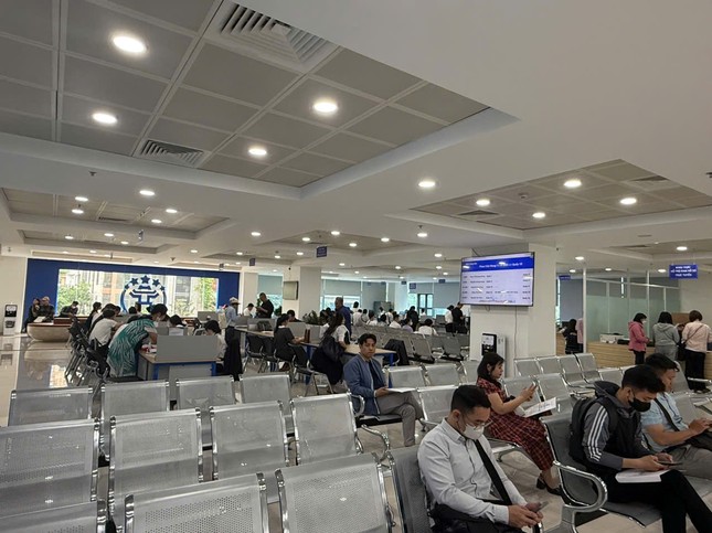 Trung tâm hành chính công Hà Nội bất ngờ 'vắng khách' ngày đầu tuần - Ảnh 2