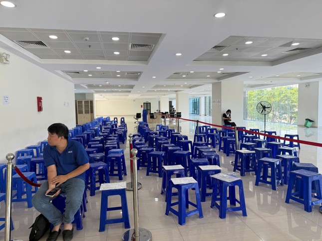 Trung tâm hành chính công Hà Nội bất ngờ 'vắng khách' ngày đầu tuần - Ảnh 1