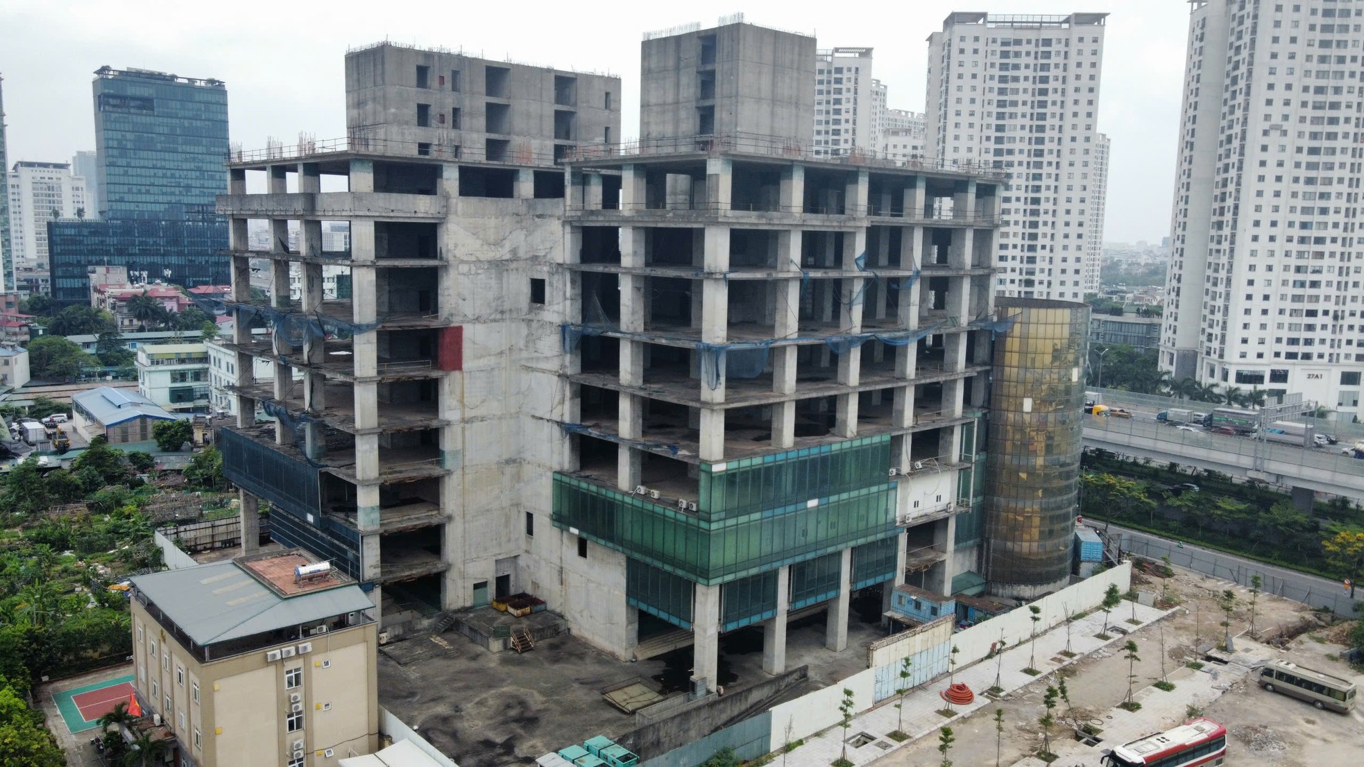 Tận thấy những tòa cao ốc 'chết yểu', bỏ hoang ở Hà Nội - Ảnh 4