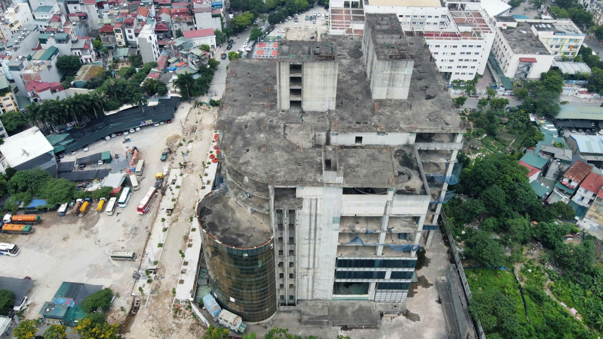 Tận thấy những tòa cao ốc 'chết yểu', bỏ hoang ở Hà Nội - Ảnh 2