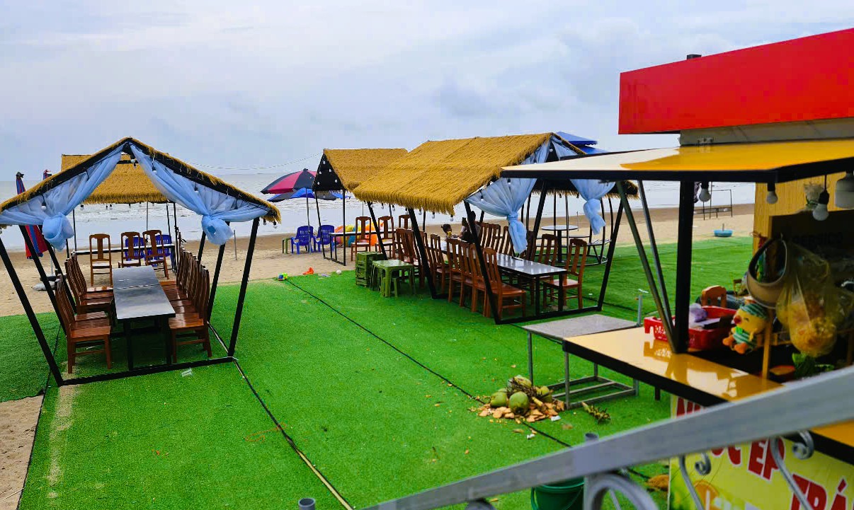 Vụ cảnh khó tin ở bãi biển nổi tiếng Thanh Hóa: Đồng loạt tháo dỡ - Ảnh 4