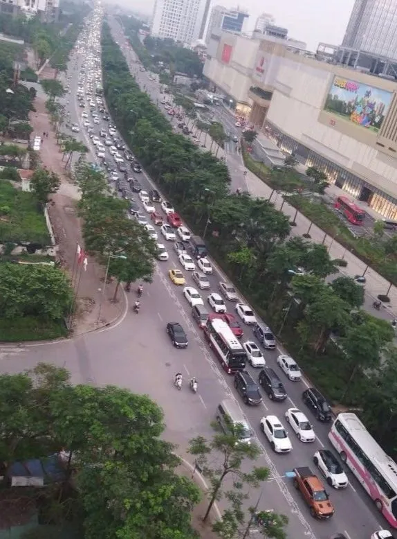 Ùn ứ trên 2 tuyến đường vừa dựng hàng rào cứng phân làn ô tô, xe máy tại Hà Nội - Ảnh 5