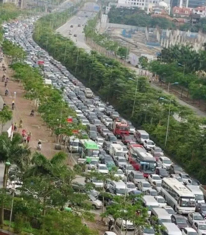 Ùn ứ trên 2 tuyến đường vừa dựng hàng rào cứng phân làn ô tô, xe máy tại Hà Nội - Ảnh 4
