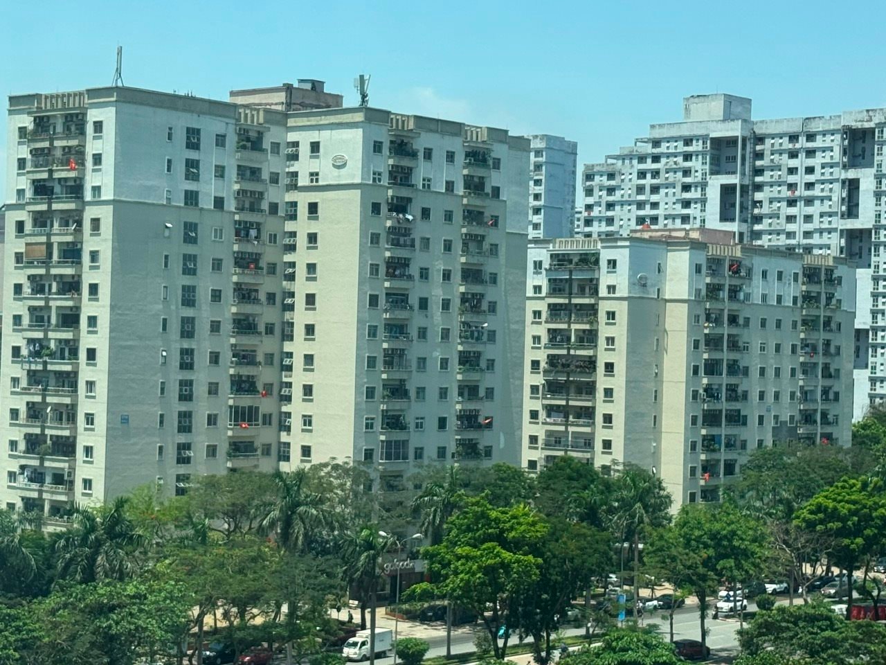Trái chiều dự báo diễn biến giá chung cư Hà Nội - Ảnh 1
