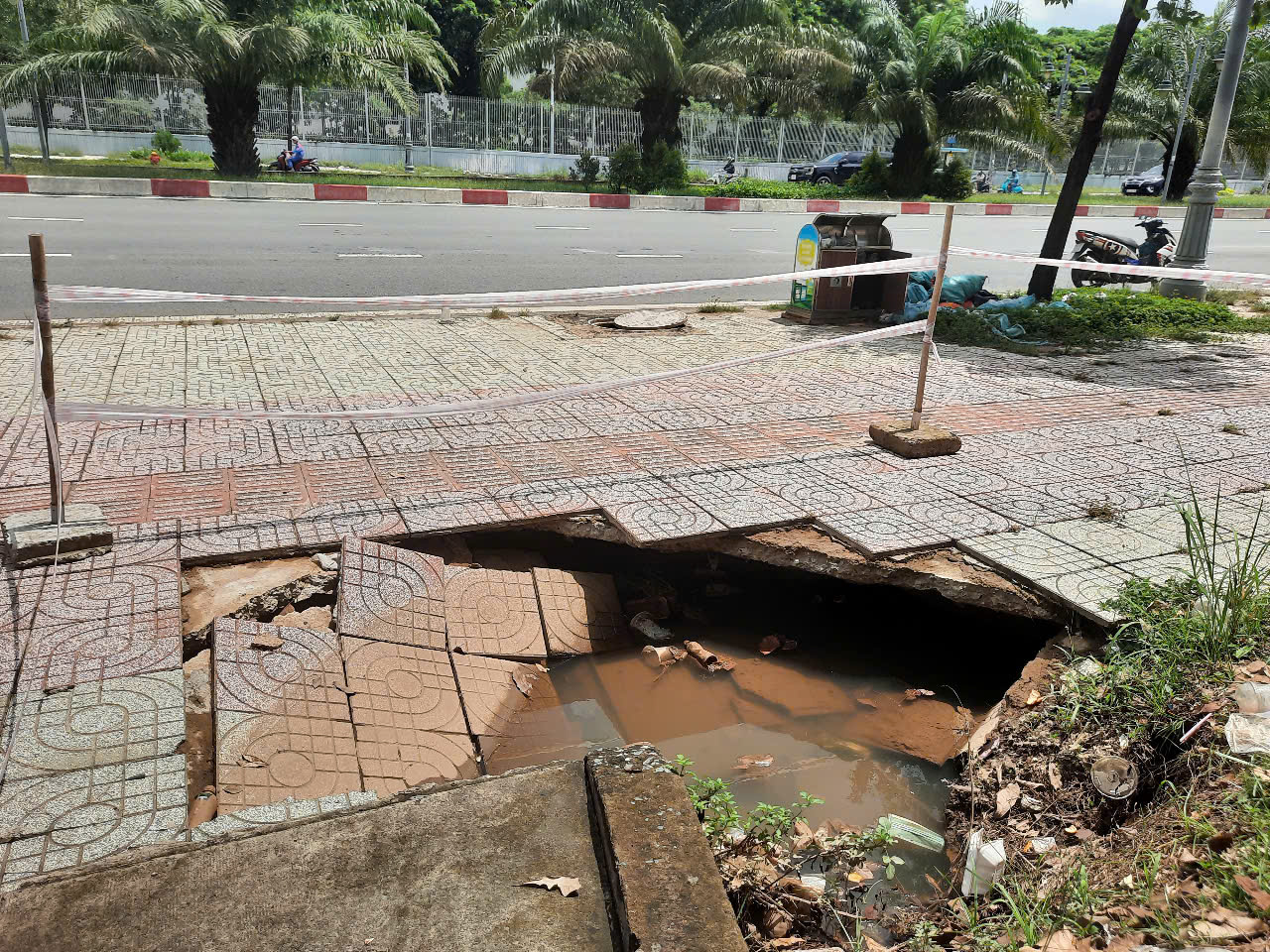 Sụt lún vỉa hè ở Khu Công nghệ cao TP HCM - Ảnh 1