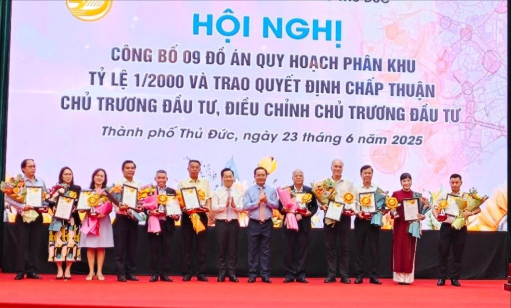TP Hồ Chí Minh trao quyết định đầu tư hơn 54.000 tỷ đồng cho 17 nhà đầu tư - Ảnh 3