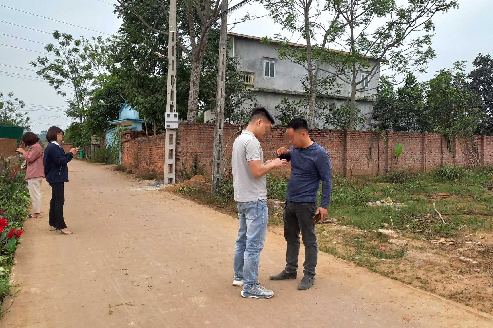 Nỗi niềm của nhà đầu tư đất nền: “Chủ đầu tư, môi giới bán xong 20-30 lô rồi rút đi, giờ muốn bán lại không ai mua” - Ảnh 1