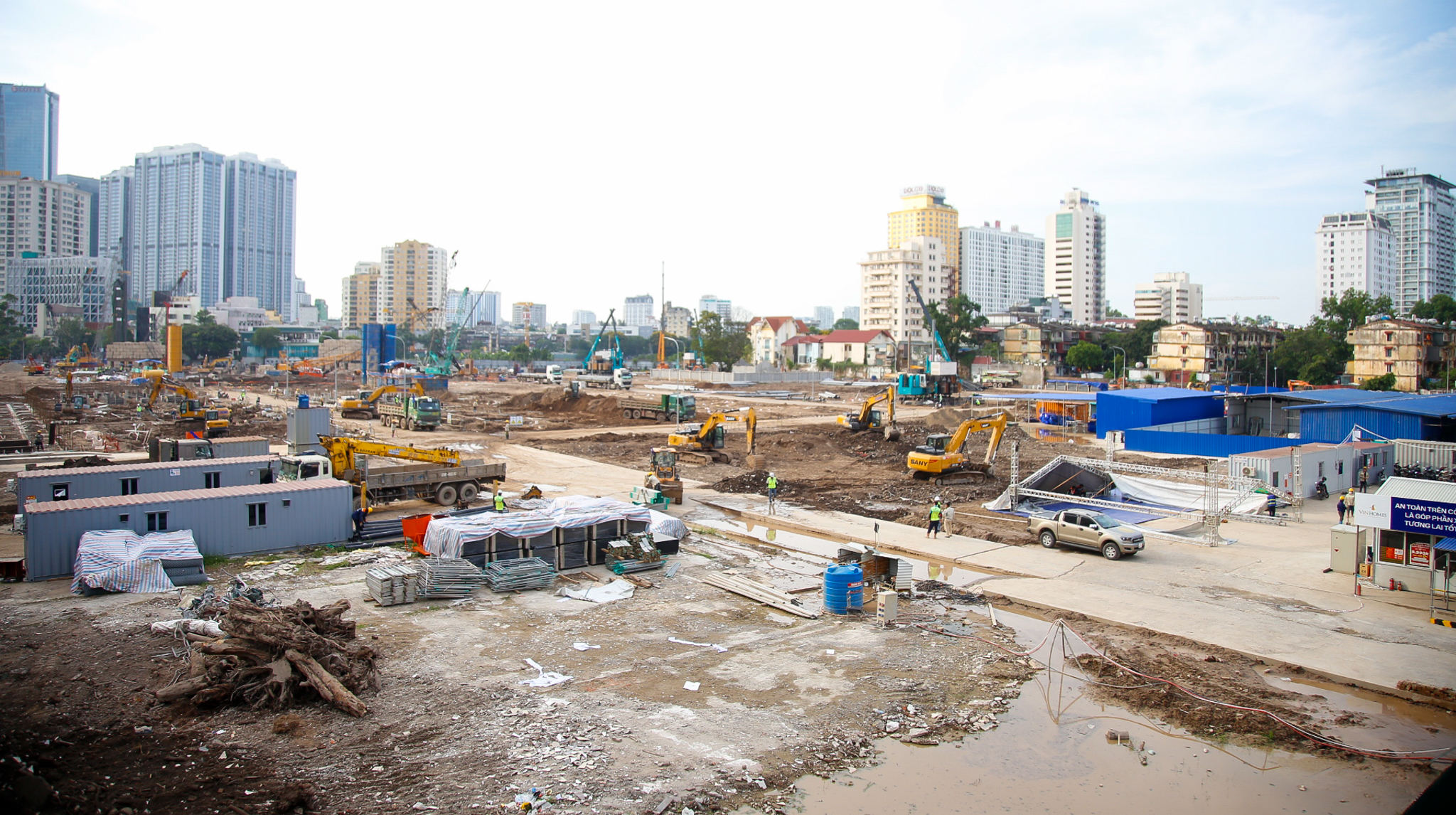 Toàn cảnh công trường dự án 17.000 tỷ của Vinhomes: Nằm cách hồ Gươm chỉ 4 km, ôm trọn hồ rộng 6 ha - Ảnh 4
