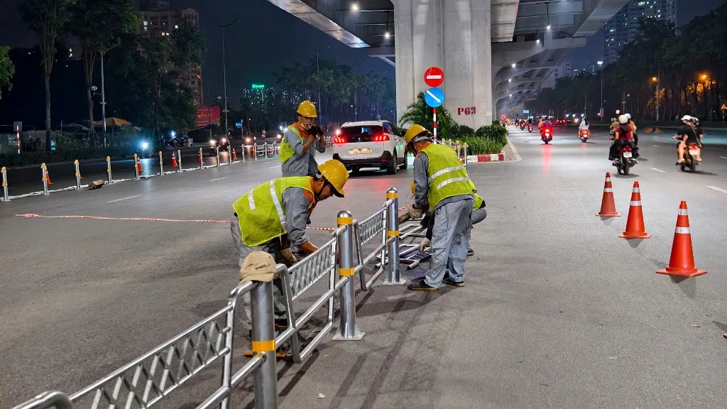 Ùn ứ trên 2 tuyến đường vừa dựng hàng rào cứng phân làn ô tô, xe máy tại Hà Nội - Ảnh 7