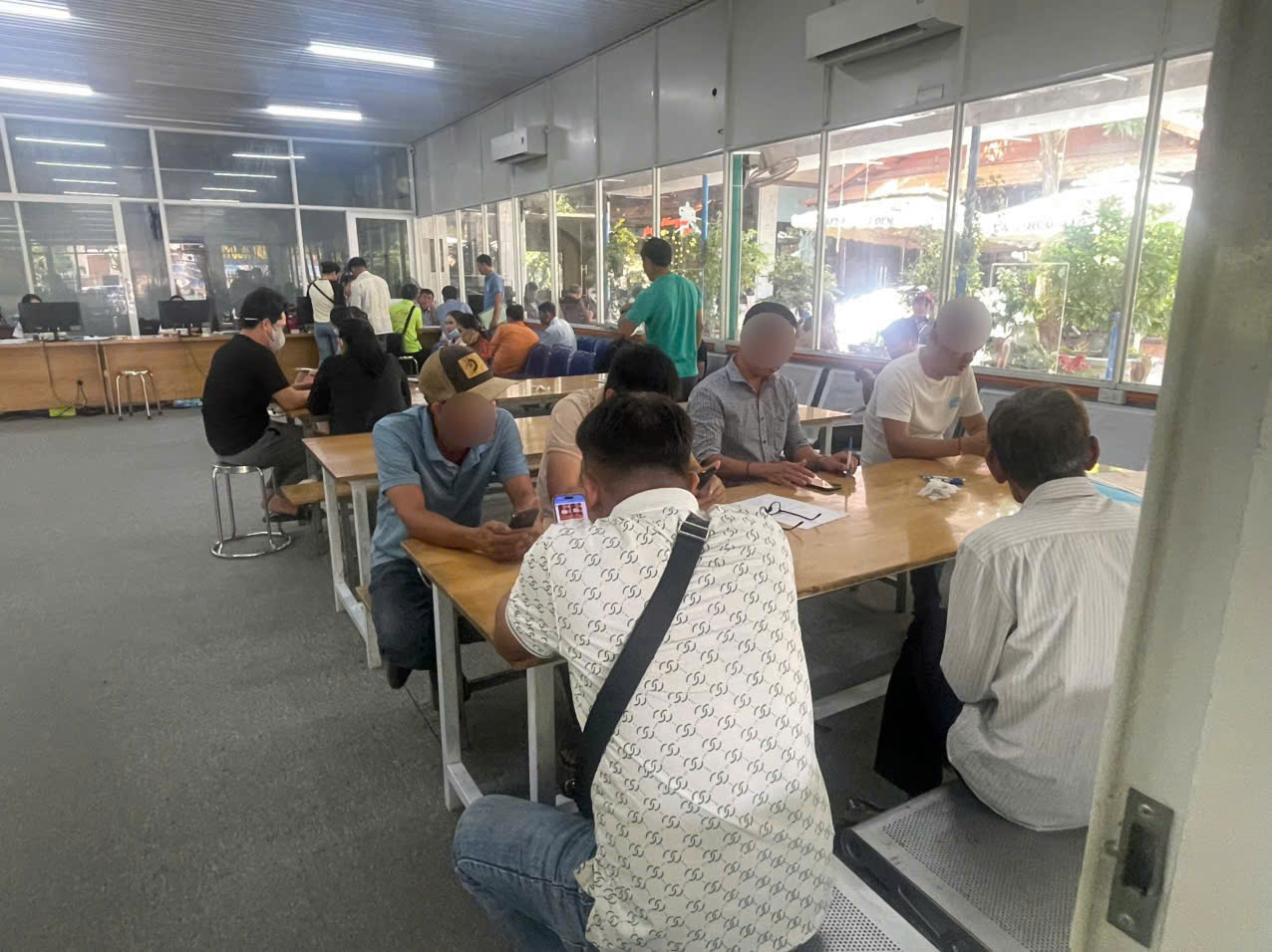 “Cá mập” từng mang hàng trăm tỉ đồng mua đất nền phía Nam, giờ thế nào? - Ảnh 1