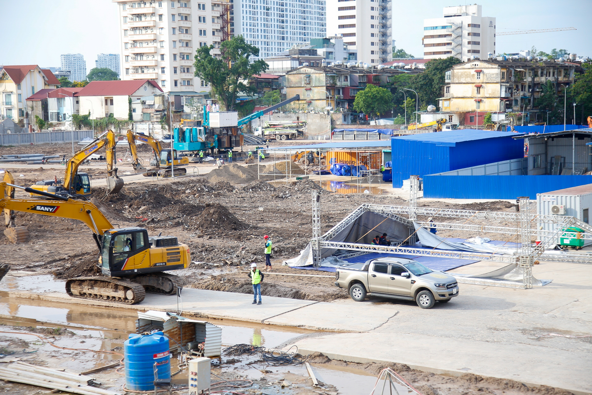 Toàn cảnh công trường dự án 17.000 tỷ của Vinhomes: Nằm cách hồ Gươm chỉ 4 km, ôm trọn hồ rộng 6 ha - Ảnh 7