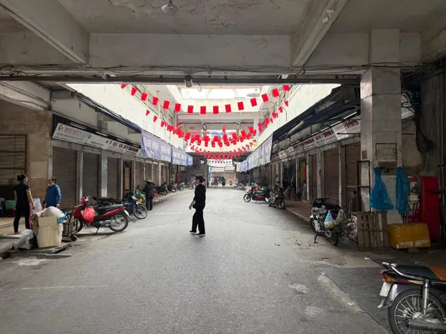 Hàng loạt hộ kinh doanh ở chợ Đồng Xuân đóng cửa: Lộ lý do bất ngờ - Ảnh 1