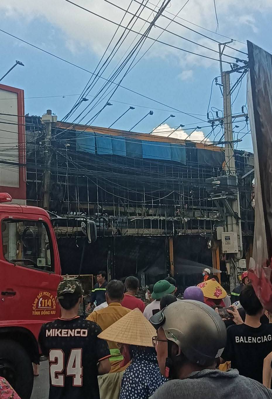 Cháy lớn tại siêu thị Điện máy xanh ở Đồng Nai lúc giữa trưa - Ảnh 1