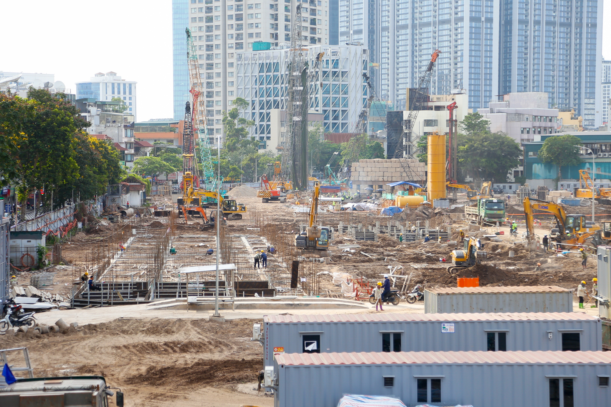 Toàn cảnh công trường dự án 17.000 tỷ của Vinhomes: Nằm cách hồ Gươm chỉ 4 km, ôm trọn hồ rộng 6 ha - Ảnh 8