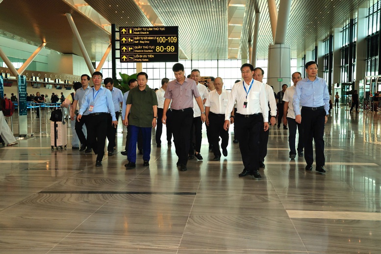 Phó Thủ tướng Trần Hồng Hà thị sát hoạt động của nhà ga T3 - sân bay Tân Sơn Nhất - Ảnh 4
