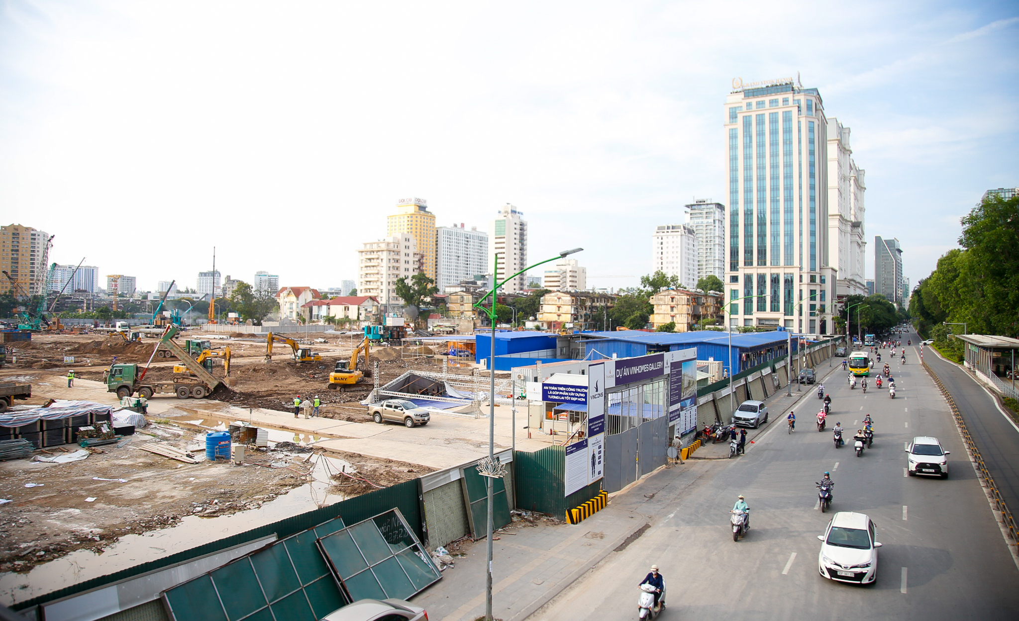 Toàn cảnh công trường dự án 17.000 tỷ của Vinhomes: Nằm cách hồ Gươm chỉ 4 km, ôm trọn hồ rộng 6 ha - Ảnh 10