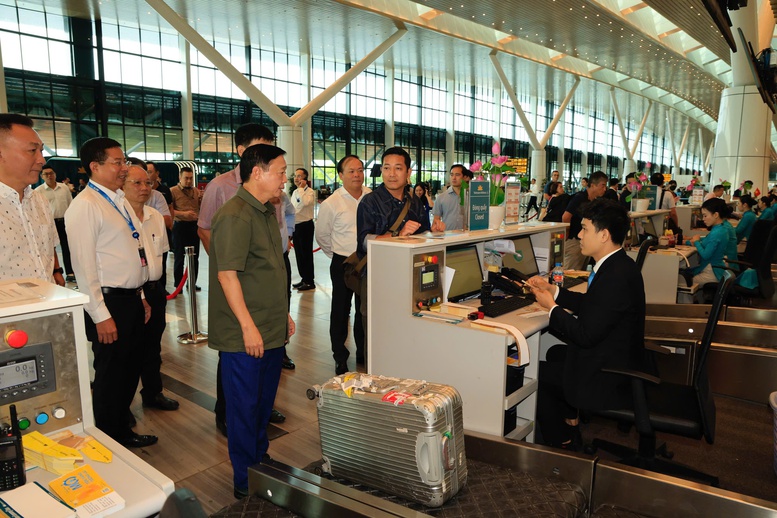 Phó Thủ tướng Trần Hồng Hà thị sát hoạt động của nhà ga T3 - sân bay Tân Sơn Nhất - Ảnh 1