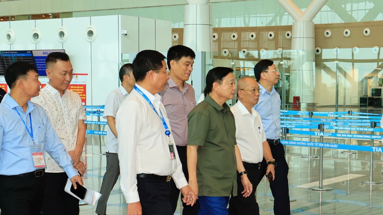 Phó Thủ tướng Trần Hồng Hà thị sát hoạt động của nhà ga T3 - sân bay Tân Sơn Nhất - Ảnh 8