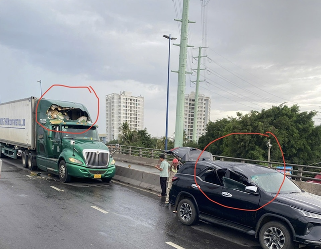 Nguyên nhân cần cẩu công trình ngã đè 2 ô tô ở TPHCM - Ảnh 2