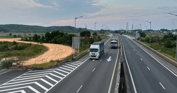 Cận cảnh nút giao cao tốc ở Quảng Ngãi tái khởi động sau hơn 6 năm 'đứng hình'