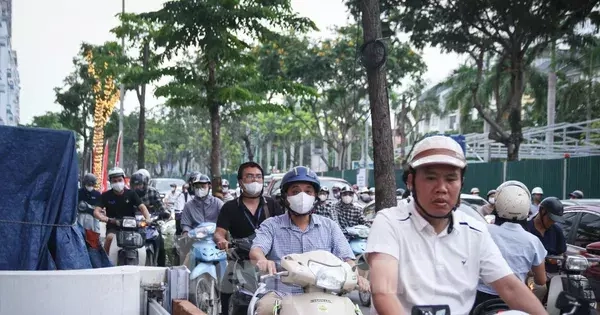 Rào một phần đường gom Đại lộ Thăng Long, xe máy tràn lên vỉa hè tránh ùn tắc