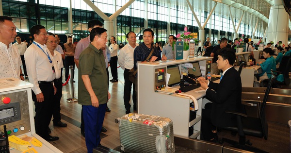 Phó Thủ tướng Trần Hồng Hà thị sát hoạt động của nhà ga T3 - sân bay Tân Sơn Nhất
