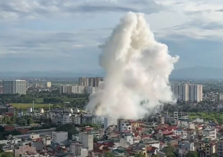 Sau tiếng nổ lớn, ngôi nhà ở Hà Nội bốc cháy ngùn ngụt, ít nhất 1 người tử vong - Ảnh 1