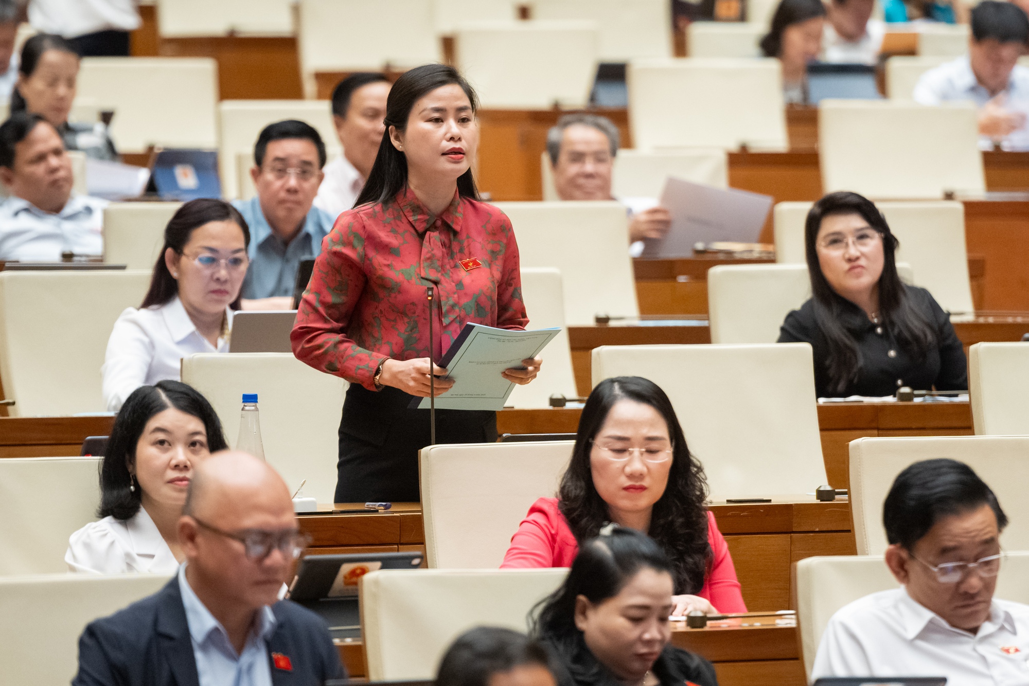 ĐBQH đề nghị Chính phủ nêu giải pháp sắp xếp cán bộ, trụ sở dôi dư sau sáp nhập - Ảnh 1