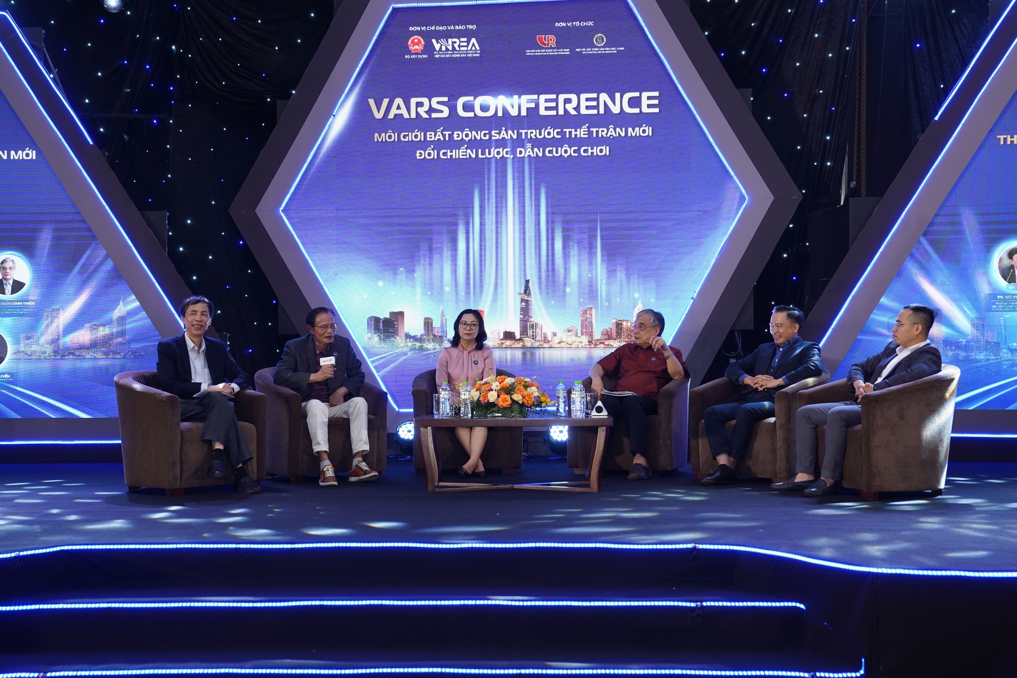TS Lê Xuân Nghĩa: Giá bất động sản vượt sức tưởng tượng khiến người nghèo vô vọng về nhà ở - Ảnh 2