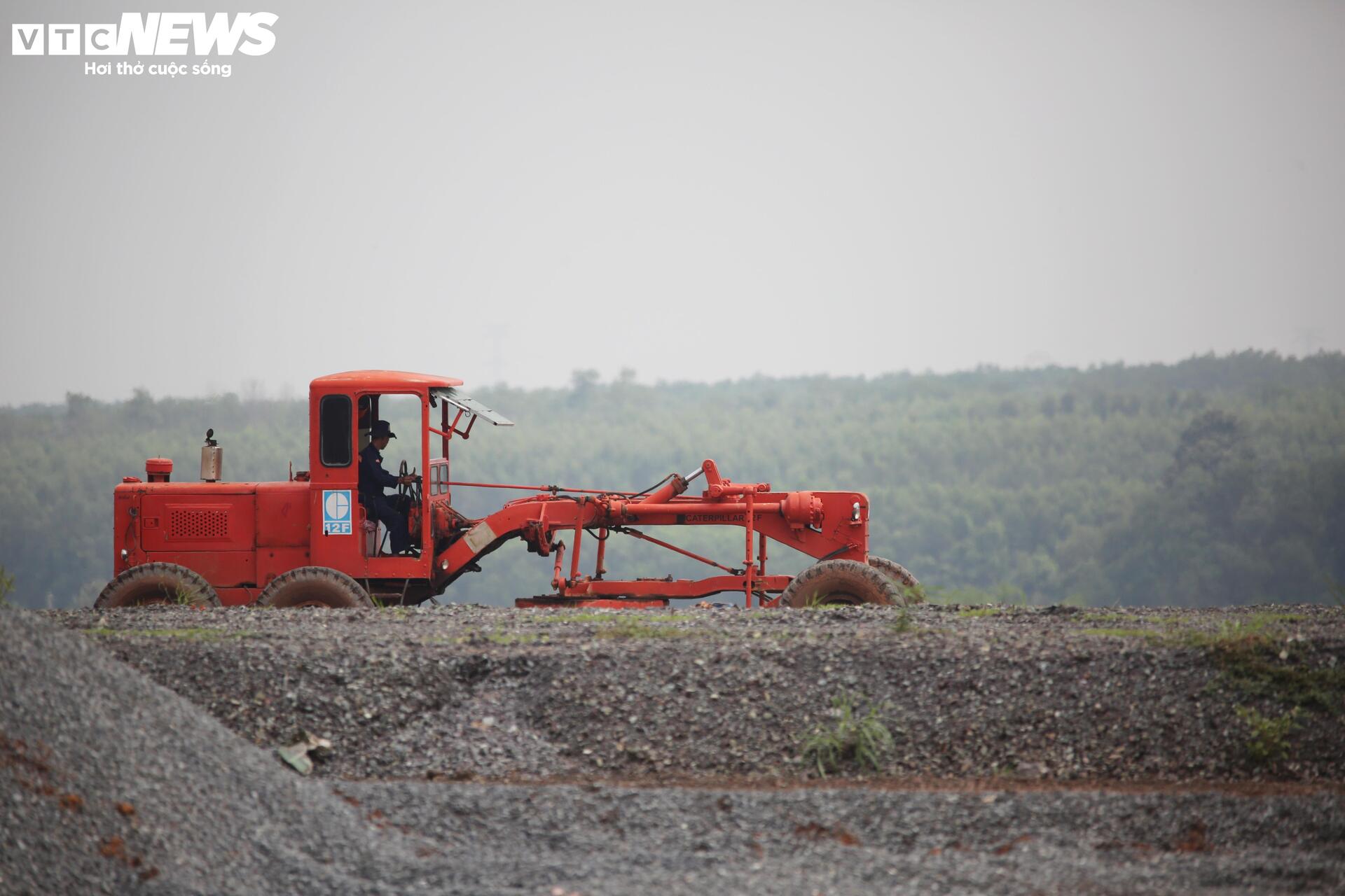 Tấp nập thi công đường băng số 2 tại siêu dự án sân bay Long Thành - Ảnh 8