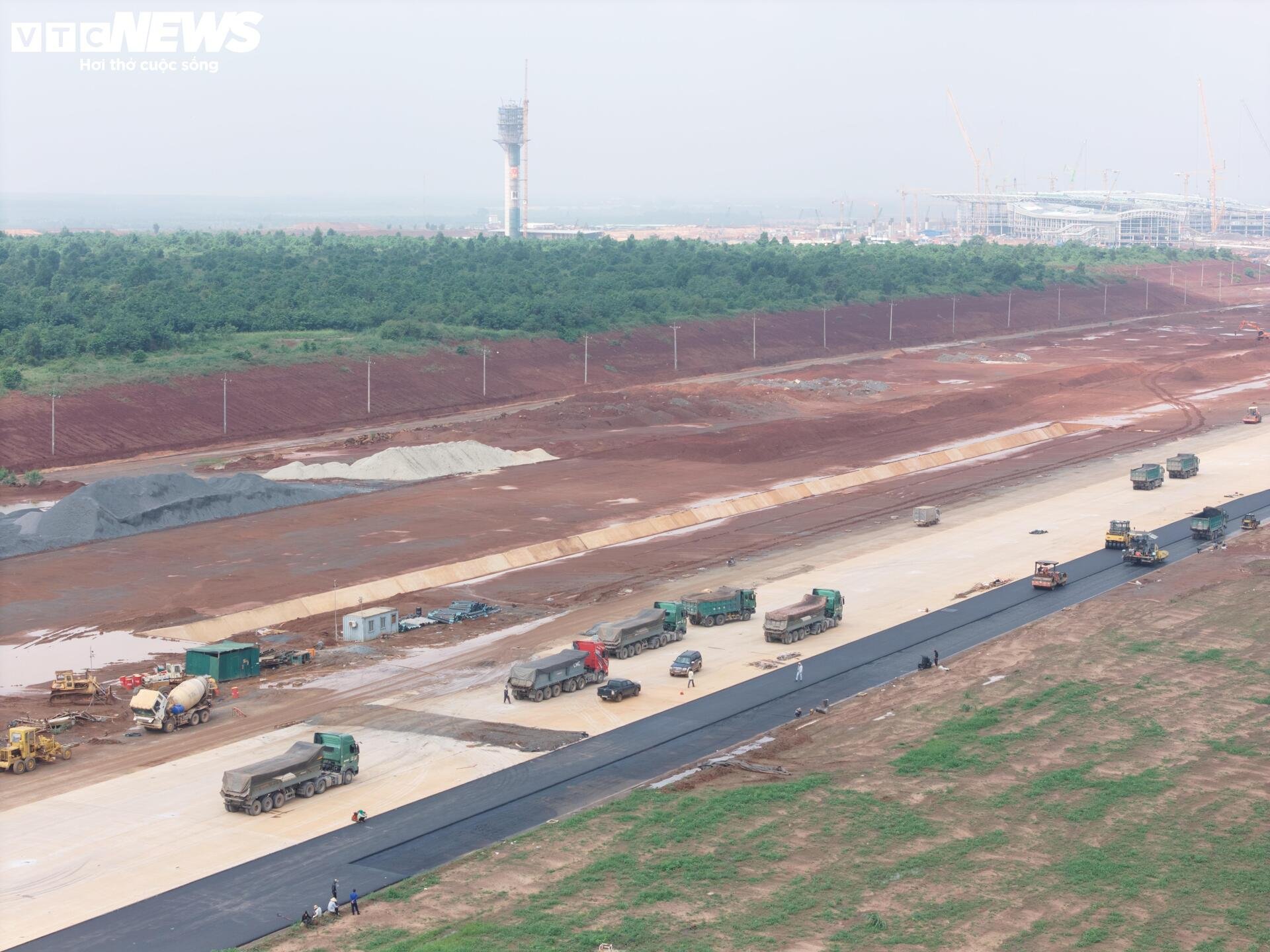 Tấp nập thi công đường băng số 2 tại siêu dự án sân bay Long Thành - Ảnh 10