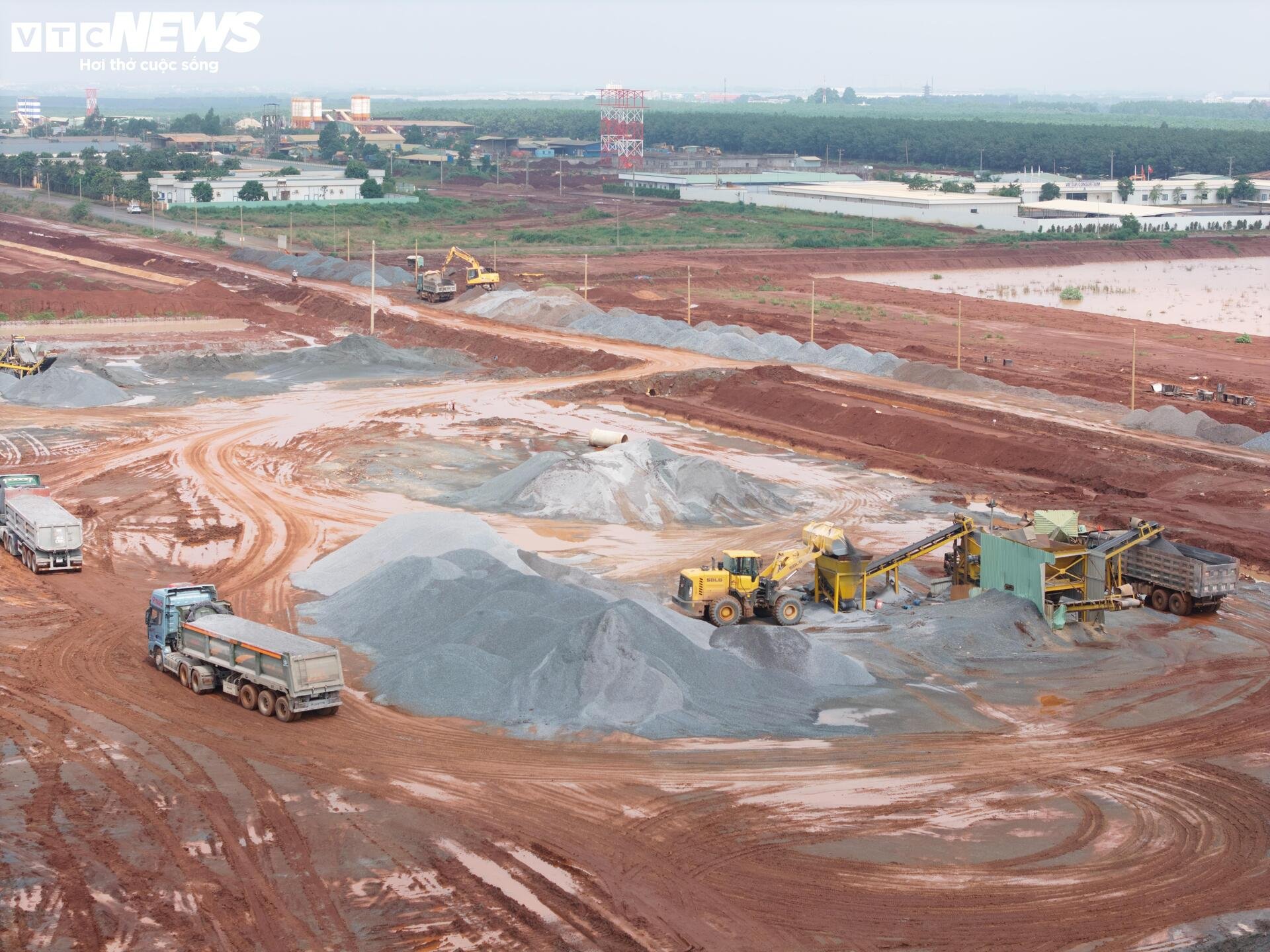 Tấp nập thi công đường băng số 2 tại siêu dự án sân bay Long Thành - Ảnh 5