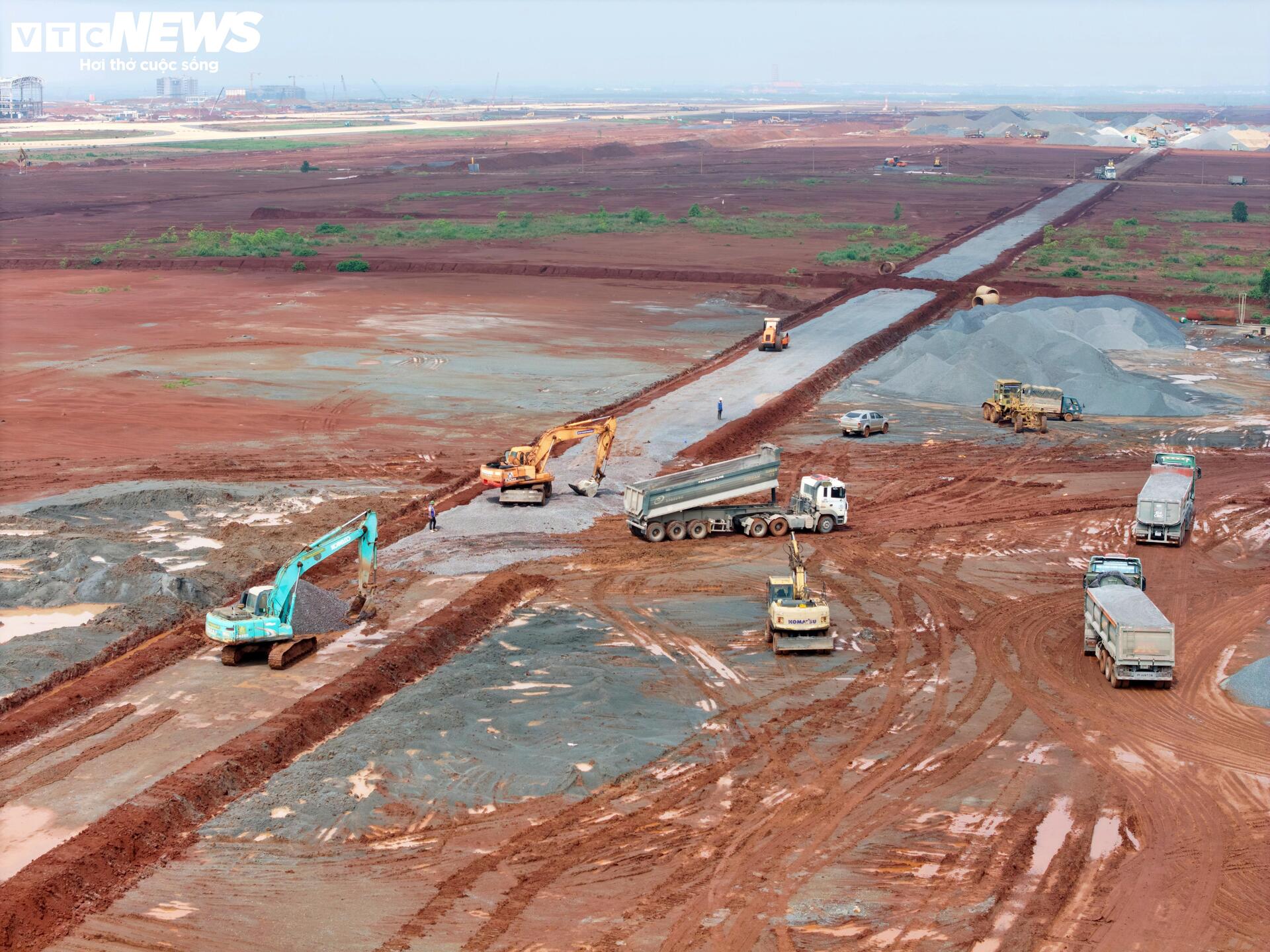 Tấp nập thi công đường băng số 2 tại siêu dự án sân bay Long Thành - Ảnh 2