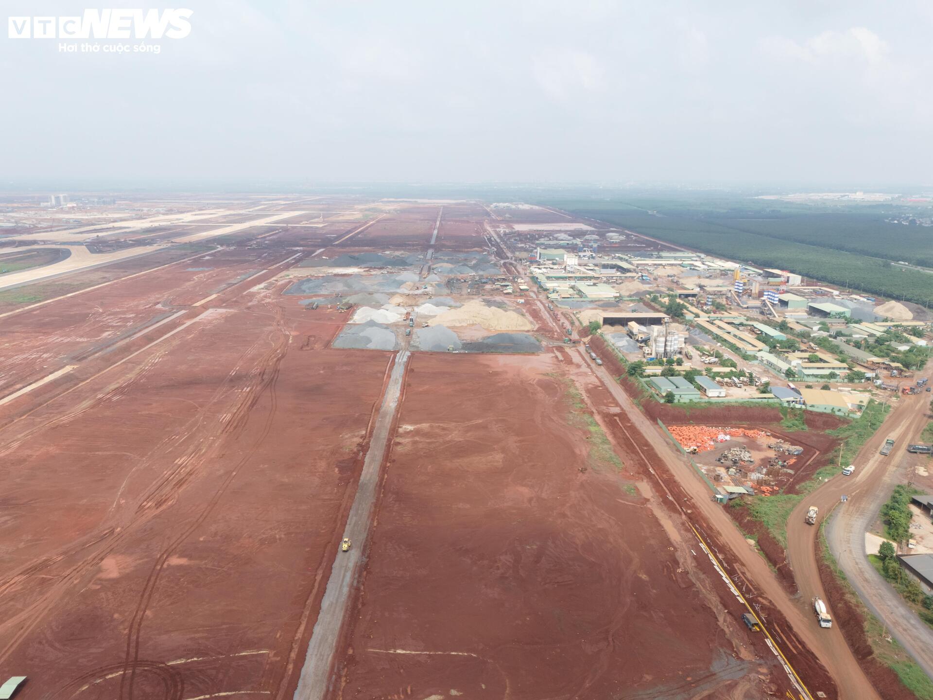 Tấp nập thi công đường băng số 2 tại siêu dự án sân bay Long Thành - Ảnh 1