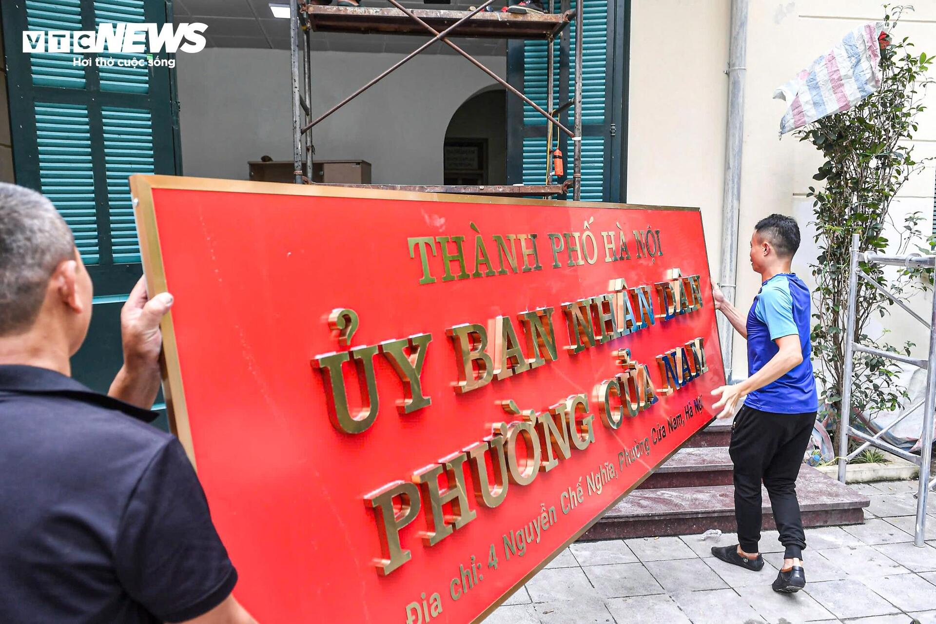 Hà Nội thay biển trụ sở phường mới, sẵn sàng vận hành chính quyền 2 cấp từ 1/7 - Ảnh 7
