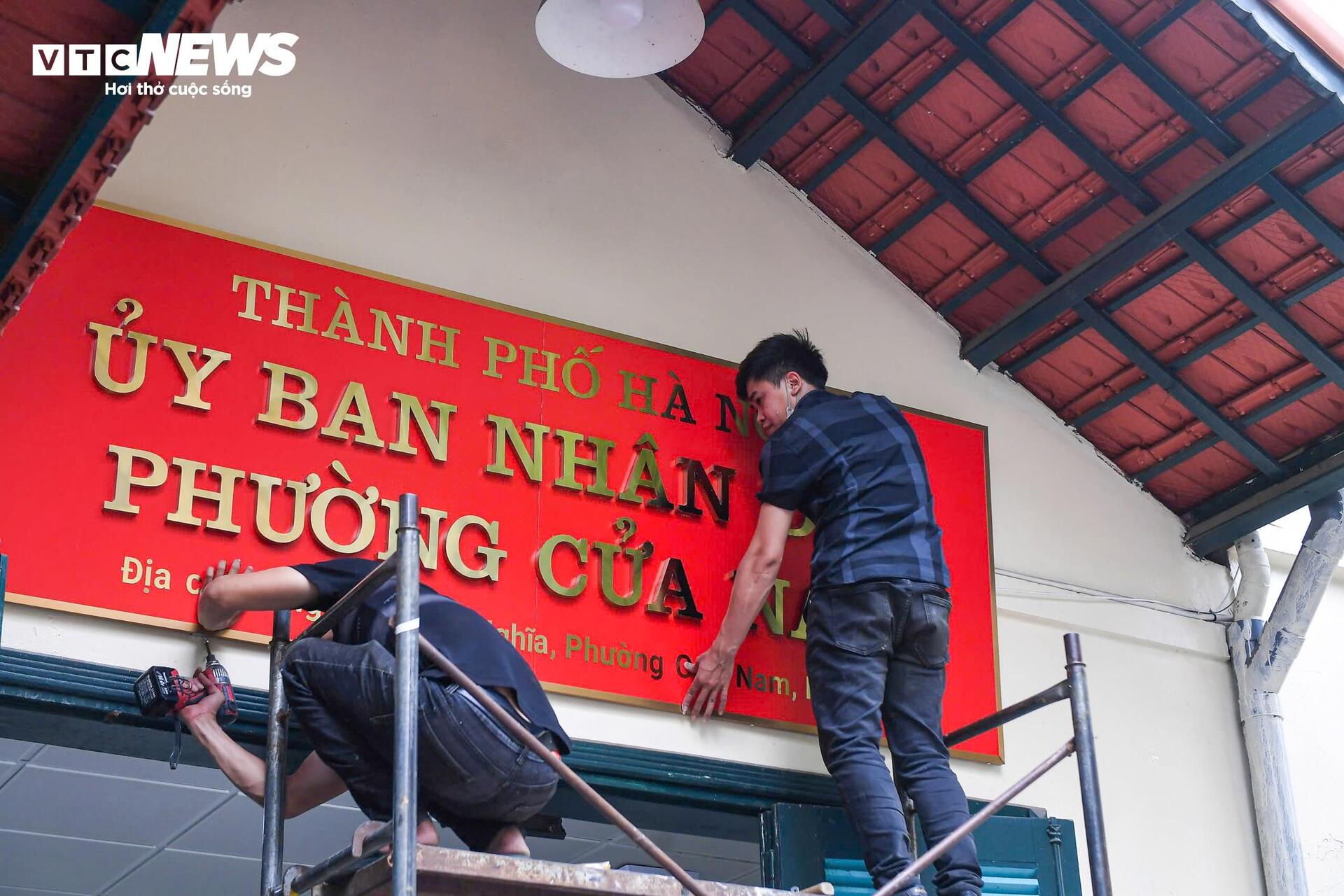 Hà Nội thay biển trụ sở phường mới, sẵn sàng vận hành chính quyền 2 cấp từ 1/7 - Ảnh 9