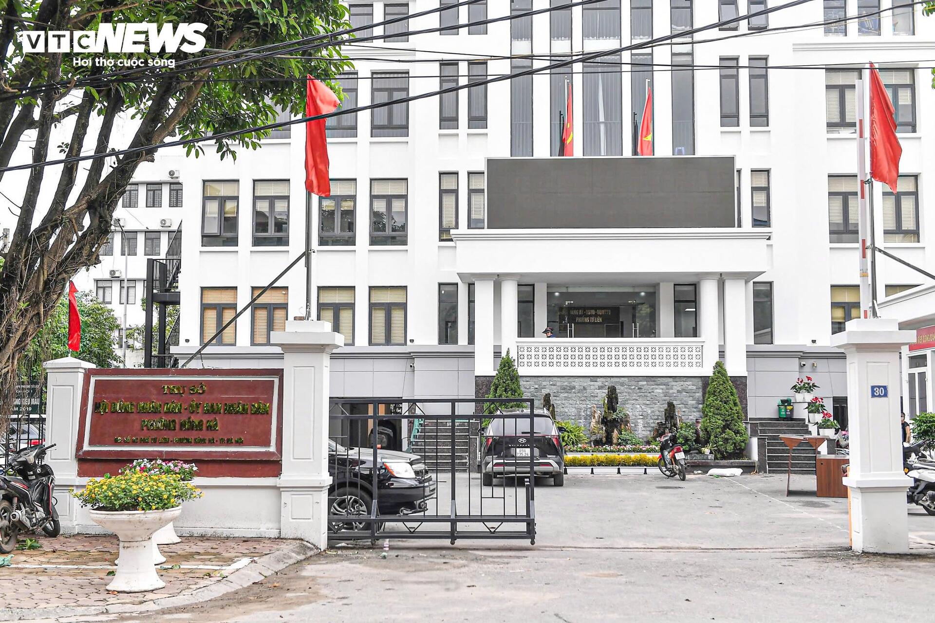 Hà Nội thay biển trụ sở phường mới, sẵn sàng vận hành chính quyền 2 cấp từ 1/7 - Ảnh 13