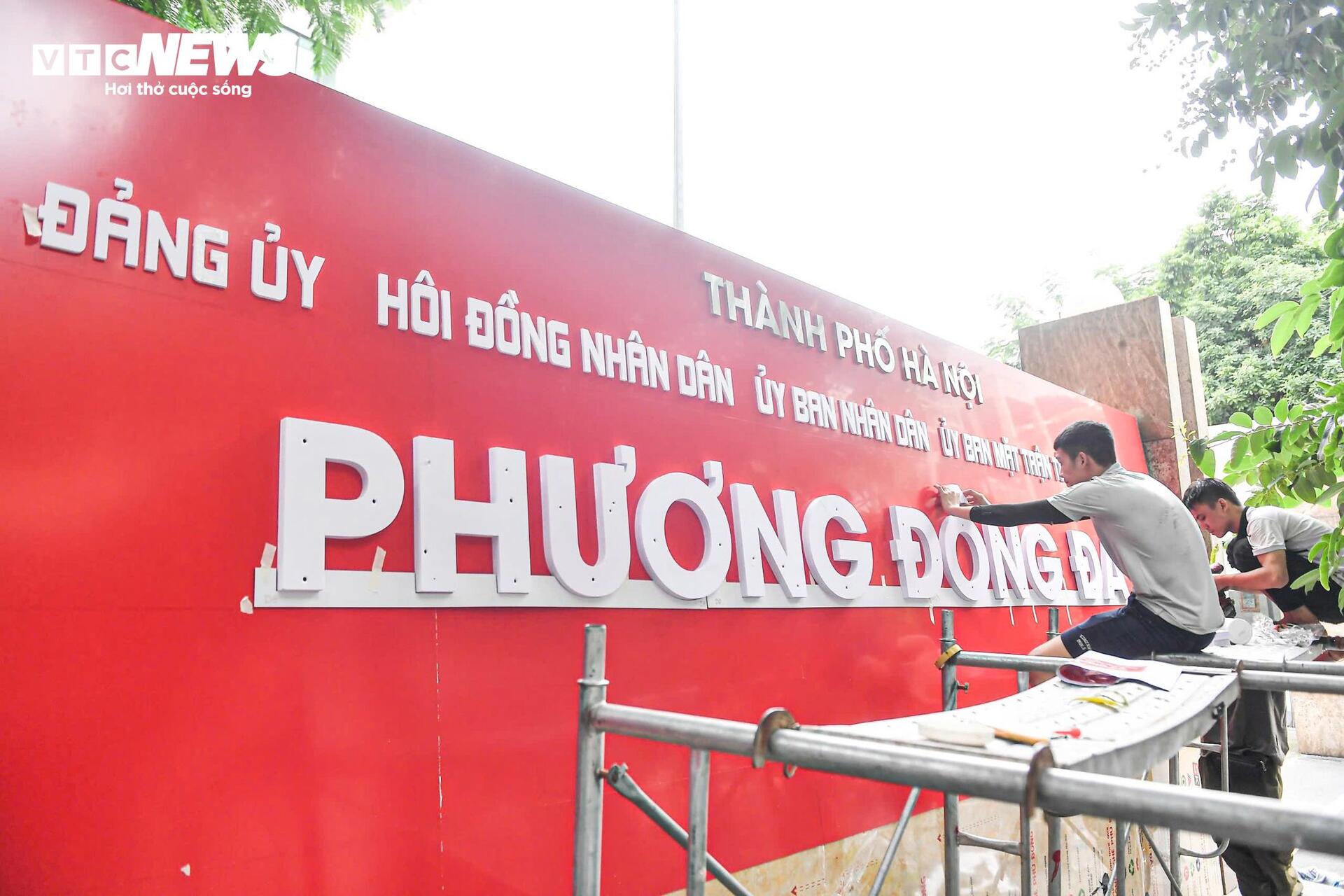Hà Nội thay biển trụ sở phường mới, sẵn sàng vận hành chính quyền 2 cấp từ 1/7 - Ảnh 11