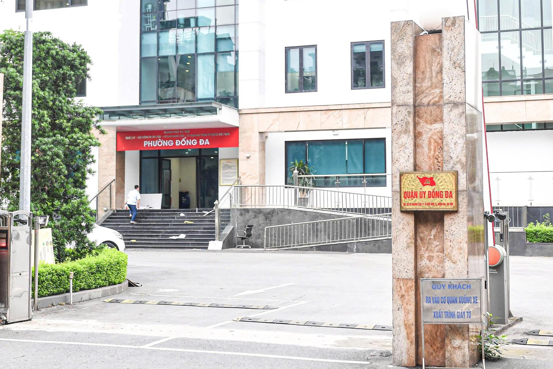 Hà Nội thay biển trụ sở phường mới, sẵn sàng vận hành chính quyền 2 cấp từ 1/7 - Ảnh 12